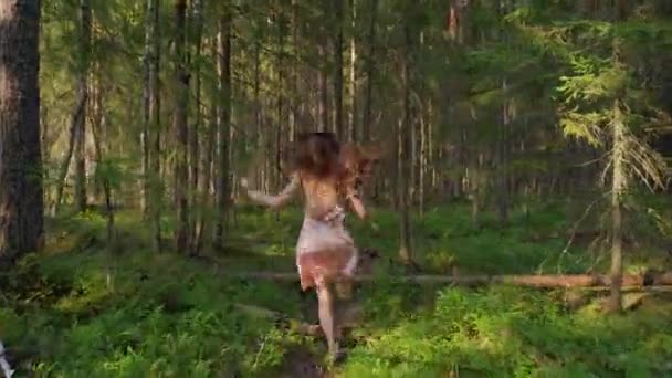Дівчинка Проходить Через Зелений Ліс Високоякісні Кадри — стокове відео
