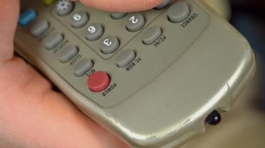 Uzaktan kumandanın kapatma tuşuna bas. Yüksek kalite 4k görüntü