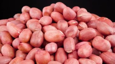 Fıstıklar masada dönüyorlar. Yüksek kalite 4k görüntü