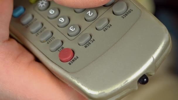 手按下电视机遥控器上的按钮 高质量的4K镜头 — 图库视频影像