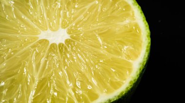 Turunçgil meyvesi. Üst manzara yarım limon ve siyah arka plan. Yüksek kalite fotoğraf