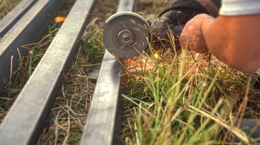Açı öğütücü kıvılcımlara neden oluyor. Metal kesmek için kullanılan kesme makinesi. Yüksek kalite fotoğraf