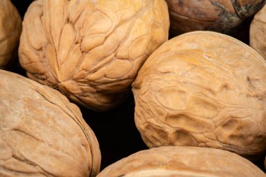 Çiğ ceviz yığını. Dolly 'nin fotoğrafını çek. Yüksek kalite fotoğraf