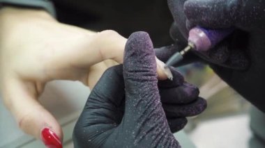 Güzellik uzmanında tırnak uzatma prosedürü. Yüksek kalite 4k görüntü