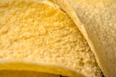 Altın patates cipsi çok yakından. Yumuşak odaklanma. Yüksek kalite fotoğraf