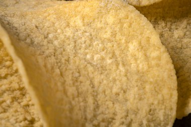 Sarı patates cipsi. Altın patates cipsi yumuşak odak noktası. Yüksek kalite fotoğraf
