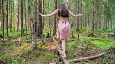 Kadın devrilmiş bir ağaç boyunca yürüyor. Yüksek kalite fotoğraf