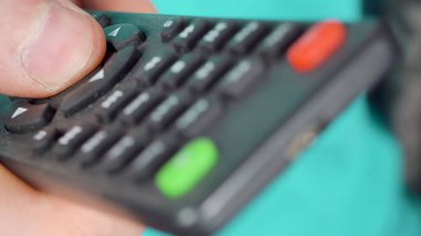 Kişi kumandadaki OK tuşuna basar. seçili odak. Yüksek kalite fotoğraf