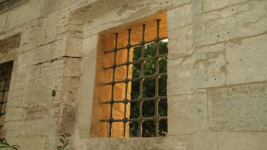 Hapishane penceresinden kafesli güneş ışığı. Yüksek kalite fotoğraf