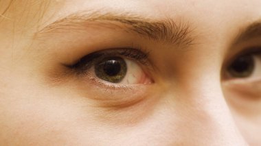 Yakından bakınca genç kız başka yere bakıyor. Yüksek kalite fotoğraf