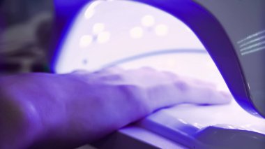 Tırnak cilası temizleyici lambanın altındaki kız eli. Yüksek kalite fotoğraf