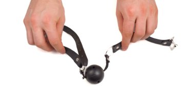 Erkek eli beyaz arka plana siyah top şakası yaptı. Yüksek kalite fotoğraf