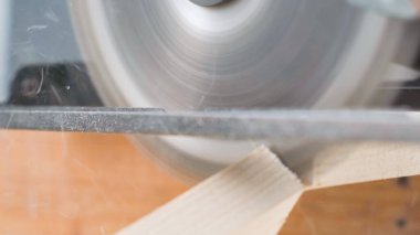 Marangozun odun keserken yakın çekimi. Kereste kesiyorum. Yüksek kalite fotoğraf