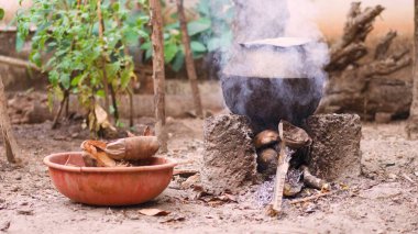 Çaydanlık ateşte dumanla ısıtılır. Yüksek kalite fotoğraf
