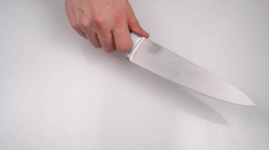 Beyaz arka planda bir adamın elindeki büyük bıçak. Yüksek kalite 4k görüntü