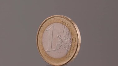 Gri bir arkaplanda euro sikkeleri. Yüksek kaliteli video