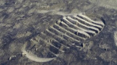 Ayın yüzeyindeki ayak izleri. Yüksek kaliteli video