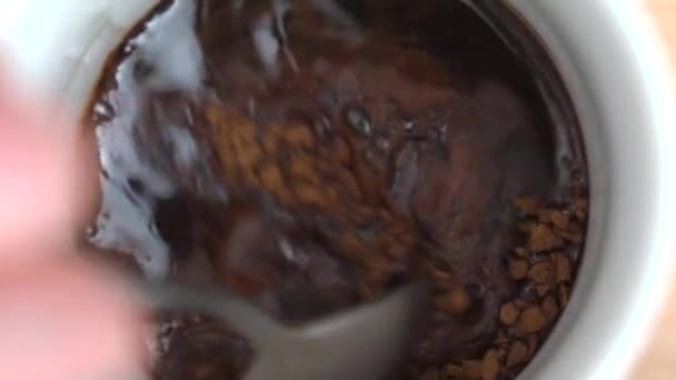 用勺子在杯子里搅拌咖啡 高质量的录像 — 图库视频影像