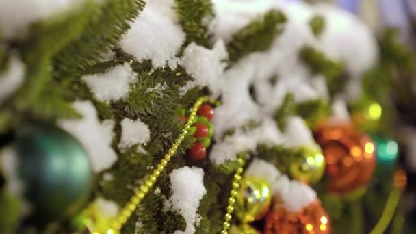 Kar Top Oyuncaklarıyla Süslenmiş Yeşil Noel Ağacı Yüksek Kaliteli Video — Stok video
