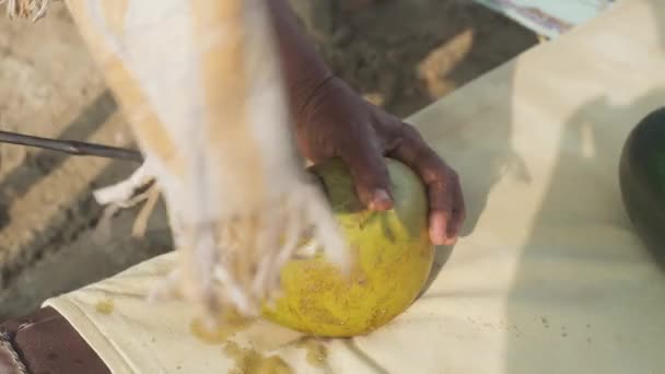 Mens Handen Delen Een Kokosnoot Met Een Machete Hoge Kwaliteit — Stockvideo