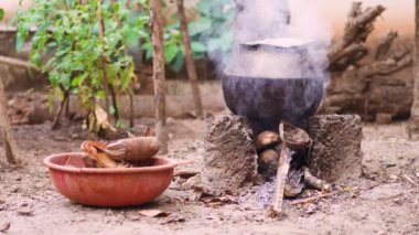 Çaydanlık ateşte dumanla ısıtılır. Yüksek kaliteli video
