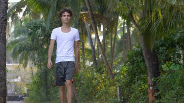 Parktaki yeşil palmiyeli adam. Yüksek kalite fotoğraf