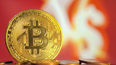 Bulanık dolar işareti arkaplanındaki bitcoin. Yüksek kalite fotoğraf