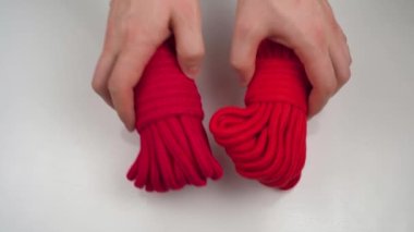 Radyasyon ipini tutan. Beyaz arka planda tırmanma ekipmanları. Yüksek kalite 4k görüntü