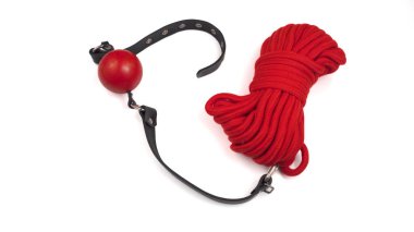 Kırmızı ağız tıkacı ve ip. Bdsm fetiş aksesuarları beyaz arka planda izole edilmiş. Yüksek kalite fotoğraf