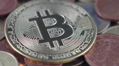 Bitcoin para avro ve dolarların arasında yatıyor. Yüksek kaliteli video