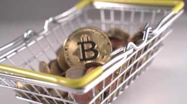 Bitcoin ile satın almalar için ödeme. Para arabası ve bitcoin. Yüksek kaliteli video