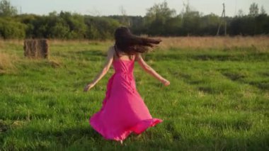 Kırsalda pembe elbiseli bir kız. Yüksek kaliteli video