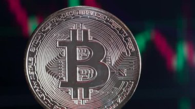 Bitcoin parası odaklı olmayan harita arkaplanında. Yüksek kaliteli video