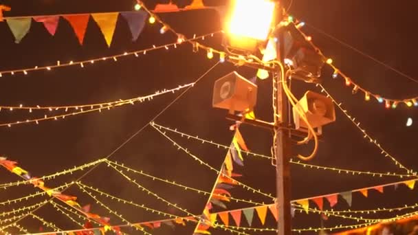Hoparlörler Gece Gökyüzünde Karnaval Kurdeleleri Olan Bir Direğe Asılı Yüksek — Stok video