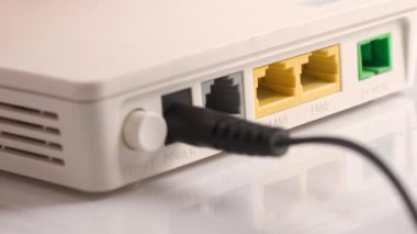 Elle internet kablosunu bilgisayar yönlendiricisine yerleştirir. Yüksek kaliteli video