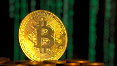 İkili kripto matrisinin arka planında Btc bitcoin. Yüksek kaliteli video