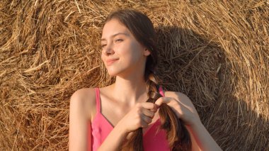 Samanlıktaki kırsal genç kadın örgü örüyor. Yüksek kalite fotoğraf