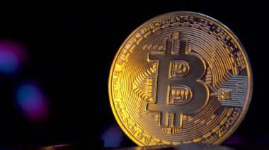 Soyut bulanık arkaplanda Bitcoin şifrelemesi. Yüksek kaliteli video