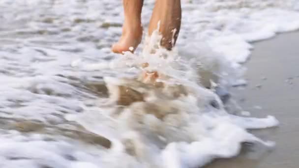 Männerfüße Laufen Strand Entlang Auf Dem Wasser Videos Hoher Qualität — Stockvideo
