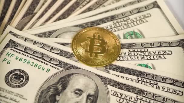 Bitcoin Parte Superior Billetes Cien Dólares Dominio Las Monedas Electrónicas — Vídeo de stock