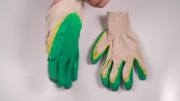 白い背景に緑のガーデニング手袋のペア 高品質のビデオ — ストック動画