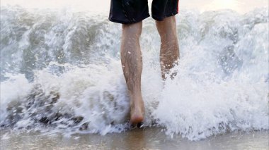 İnsan deniz dalgalarında geri kalıyor. Sudaki insan. Yüksek kalite fotoğraf