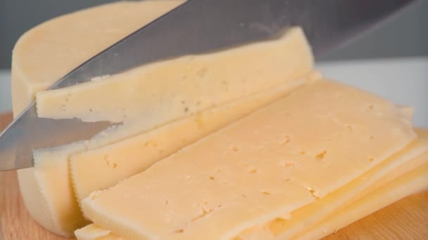 Μαχαίρι Κόβει Ένα Μεγάλο Στρογγυλό Κομμάτι Κίτρινο Τυρί Υψηλής Ποιότητας — Αρχείο Βίντεο