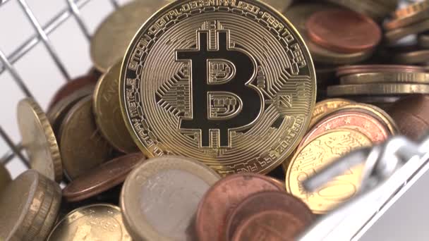 Bitcoin Mot Bakgrund Många Euromynt Högkvalitativ Video — Stockvideo