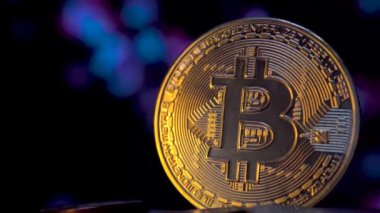 Bulanık dijital arka planda Bitcoin parası. Yüksek kaliteli video