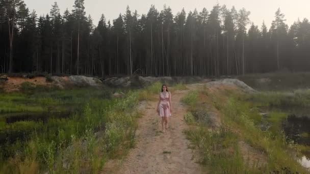 소녀는 숲에서 경로를 품질의 비디오 — 비디오