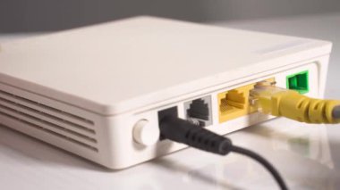 Erkek eli soket yönlendiricisinden internet kablosunu kesiyor. Yüksek kalite 4k görüntü