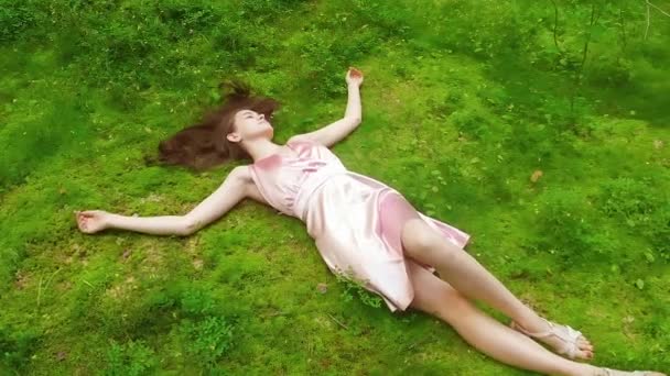 Казка Дівчина Лежить Полі Вкритому Зеленим Мохом Висока Якість Відео — стокове відео