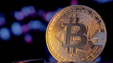 Bitcoin şifreli para ve mavi bulanık arka plan. Yüksek kalite fotoğraf