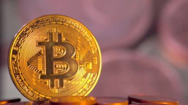 Bitcoin, euro ve dolar parasının arka planına karşı. Yüksek kaliteli video